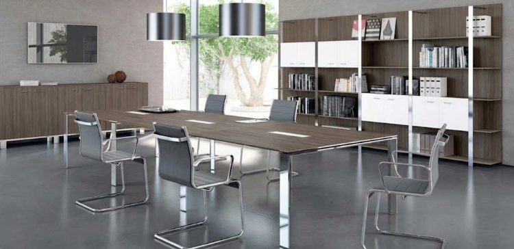 Tavolo riunioni moderno Linea 607 da 420 x 140 cm con piani in conglomerato ligneo rivestiti in melaminico opaco antiriflesso e antigraffio, top access per salita cavi con coperchio in estruso di alluminio, gambe in profilato di acciaio cromato e finiture disponibili bianco, wengé e noce canaletto.
