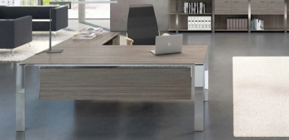 Postazione di lavoro Linea 607 con scrivania direzionale da 180 x 100 cm in melaminico antigraffio antiriflesso, struttura in profilato di acciaio cromato, veletta di cortesia, allungo con box multiuso, cassettiera portante con cassetti e serratura, vano portaborse e top access con coperchio metallico per salita cavi.