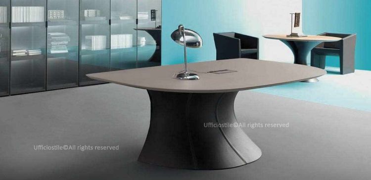 Scrivania design da 220 x 120 cm con piano in MDF laccato opaco spessore 30 mm, bordo perimetrale smussato a 30°, parte superiore arrotondata con raggio 2 mm, basamento rivestito in pelle con cuciture verticali e funzione di modesty panel, completo di top access per passaggio cavi.
