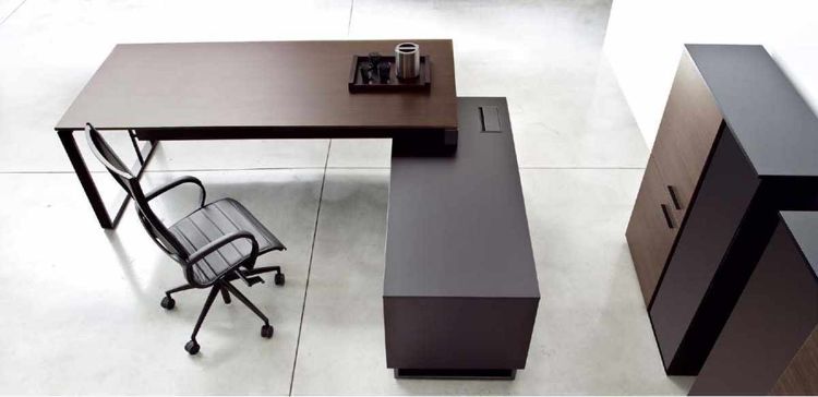 Scrivania direzionale moderna con piano in melaminico da 180 x 100 cm, gonna frontale in melaminico, struttura chiusa rettangolare in metallo e mobile di servizio sospeso da 120 x 65 cm con anta scorrevole, vano porta CPU, flap passacavi e finiture disponibili in bianco, tortora, rovere, noce canaletto, rovere tabacco e olmo.