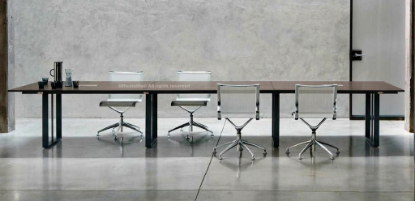 Tavolo riunioni da 420 x 120 cm con piano in melaminico realizzato in truciolare nobilitato antiriflesso spessore 28 mm, struttura metallica con piedini di regolazione in plastica con escursione di 10 mm e capacità per ospitare fino a 14 persone.