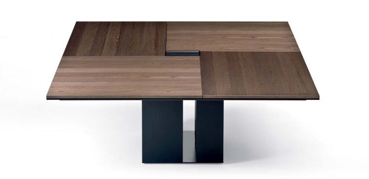 Tavolo riunioni quadrato Ono da 140 x 140 cm con piano in essenza di legno spessore 20 mm, sottopiano in melaminico spessore 38 mm, base centrale in MDF laccato nero o antracite, fori per salita cavi lungo il fusto e canalina interna diametro 80 mm per gestione cavi tramite sportello top access sul piano.