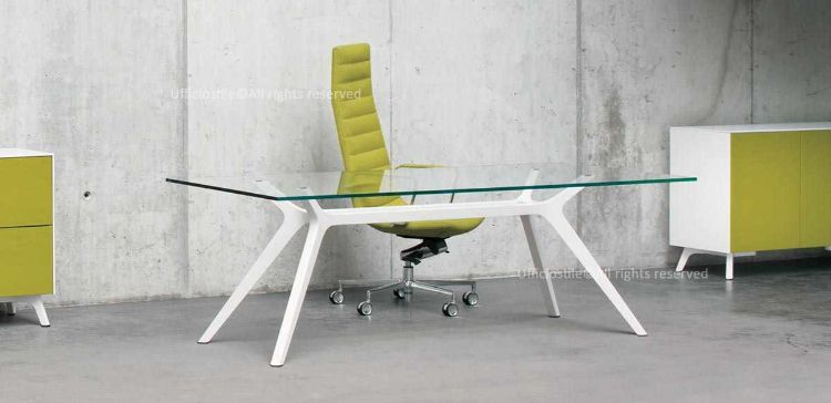 Scrivania design da 210 x 100 cm con piano in vetro temprato extrachiaro spessore 15 mm, struttura in legno verniciato bianco laccato opaco, materiali in legno massiccio di noce laccato in poliestere e produzione Made in Italy.