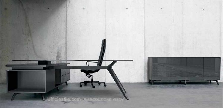 Scrivania design moderno con piano in vetro fumé, struttura in legno verniciato antracite laccato opaco, allungo di servizio portante collegato con due cassetti push senza maniglie e libreria bassa in pannelli di fibra di legno laccati antracite con piedini in legno massiccio rifiniti a mano e ante battenti push-pull.