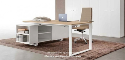 Scrivania direzionale Linea 472 da 200 cm con piano in conglomerato ligneo spessore 18 mm rivestito melaminico, bordi perimetrali in ABS spessore 2 mm e mobile di servizio portante con anta scorrevole lato operatore, struttura coordinata e finiture Noce Maroncelli, Rovere Chiaro, Rovere Scuro o Rovere Naturale.