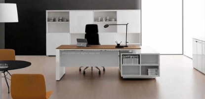 Composizione direzionale con scrivania da 180 cm con piano in conglomerato ligneo spessore 18 mm rivestito melaminico, finiture Noce Maroncelli, Rovere Chiaro, Rovere Scuro o Rovere Naturale, bordi ABS, fianco pannellato e mobile di servizio portante in laminato bianco lucido antigraffio con anta scorrevole, vano portacomputer, griglia di aerazione e top access integrato.