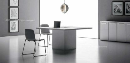 Tavolo riunione quadrato 140x140 cm con piano e basamento in melaminico spessore 38 mm, top-access da 44,5 cm e marsupio passacavi incluso, adatto per sale riunioni, meeting room e uffici professionali.