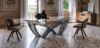 Tavolo con piano in appoggio in cristallo spessore 15 mm, disponibile trasparente, extrachiaro trasparente o extrachiaro con bordi bisellati inversi, base in acciaio verniciato goffrato titanio, dimensioni 240 x 120 x 75 h cm per sale riunioni e uffici direzionali.