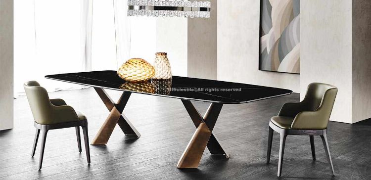 Tavolo Max con piano in ceramica Marmi disponibile nelle finiture Alabastro, Supreme, Ardesia, Golden Calacatta, Portoro, Sahara Noir, Emperador, Makalu, Breccia o Arenal, base in acciaio verniciato goffrato o finitura brushed per sale riunioni e ambienti direzionali.
