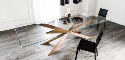 Tavolo Speed con piano in appoggio in cristallo trasparente spessore 15 mm e base in legno disponibile nelle finiture Noce Canaletto, dark wengè o Rovere Heritage, dimensioni 200 x 100 x 75 h cm, ideale per uffici direzionali e sale riunioni.