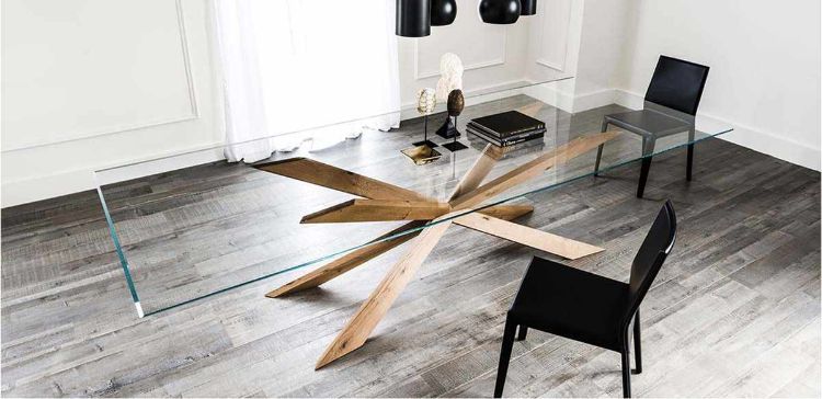 Tavolo Speed con piano in appoggio in cristallo trasparente spessore 15 mm e base in legno disponibile nelle finiture Noce Canaletto, dark wengè o Rovere Heritage, dimensioni 200 x 100 x 75 h cm, ideale per uffici direzionali e sale riunioni.