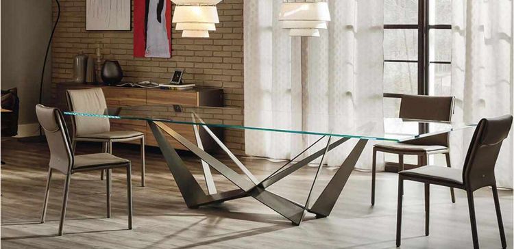 Tavolo Kor con piano in cristallo da 15 mm nelle finiture trasparente, extrachiaro trasparente o extrachiaro con bordi bisellati inversi, base in acciaio disponibile in verniciatura trasparente, arancio fluo, titanio, bianco, nero o graphite, ideale per sale riunioni e uffici direzionali.