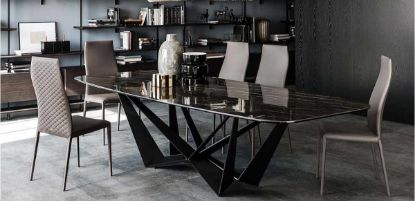 Tavolo Kor con piano in ceramica Keramic da 240 x 120 cm, base in acciaio disponibile in finiture trasparente, titanio, bianco, nero o graphite e piano nei colori Calacatta, Alabastro, Ardesia, Golden Calacatta, Portoro o Brown Zinc per sale riunioni e ambienti direzionali.