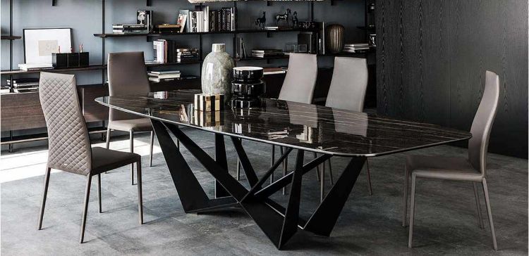 Tavolo Kor con piano in ceramica Keramic da 240 x 120 cm, base in acciaio disponibile in finiture trasparente, titanio, bianco, nero o graphite e piano nei colori Calacatta, Alabastro, Ardesia, Golden Calacatta, Portoro o Brown Zinc per sale riunioni e ambienti direzionali.