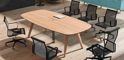 Tavolo riunioni ovale per 8/10 persone con piano sagomato in MDF impiallacciato, struttura a ponte con quattro gambe in legno massello stondate e verniciate, piedini regolabili, passacavi sottopiano con spazzola e foro centrale per elettrificazione.