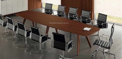 Tavolo riunioni da 360 cm in MDF impiallacciato Rovere tabacco, con piano a perimetro smussato predisposto per elettrificazione, struttura con gambe laterali e centrali in legno massello, passacavi sottopiano e fori integrati per il passaggio dei cavi elettrici.