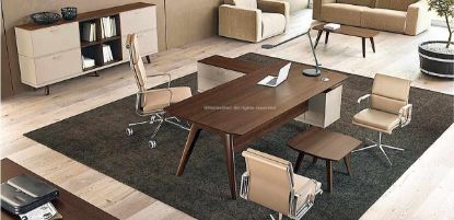 Scrivania direzionale design in Rovere tabacco con piano in legno impiallacciato, due gambe in massello stondate e verniciate, mobile di servizio portante con due cassetti con serratura, modulo tecnico e cestello portacavi, veletta di cortesia coordinata e credenza abbinata con ante e vani a giorno.