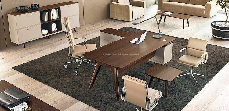 Scrivania direzionale design in Rovere tabacco con piano in legno impiallacciato, due gambe in massello stondate e verniciate, mobile di servizio portante con due cassetti con serratura, modulo tecnico e cestello portacavi, veletta di cortesia coordinata e credenza abbinata con ante e vani a giorno.