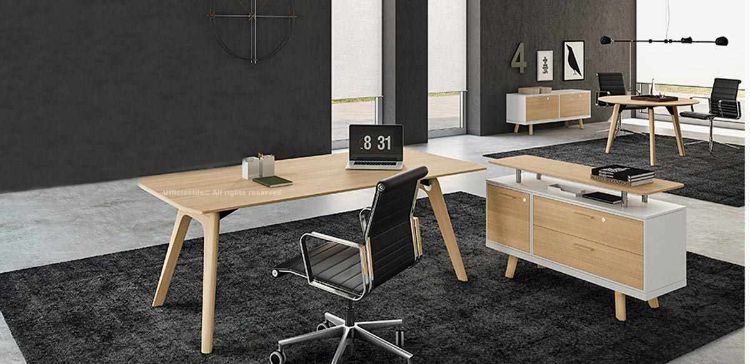 Scrivania design in Rovere naturale con piano in MDF impiallacciato spessore 30 mm, struttura a 4 gambe in legno coordinate al piano, piedini regolabili e mobile di servizio con anta, due cassetti con serratura, scocca e frontale in melaminico e top in legno massello.