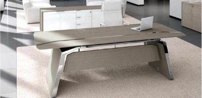 Scrivania presidenziale moderna per ufficio design con piano in MDF impiallacciato spessore 30 mm, modesty panel e pannelli di sostegno laterale disponibili nelle finiture rovere tabacco, rovere naturale, rovere laccato bianco, rovere grigio e rovere laccato nero.