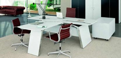 Scrivania direzionale con piano conversazione agganciato al top principale, piano in melaminico con barre decorative in metallo per il passaggio dei cavi elettrici e informatici, struttura in metallo con pannellature in legno impiallacciato, modesty panel coordinato e piedini livellatori.