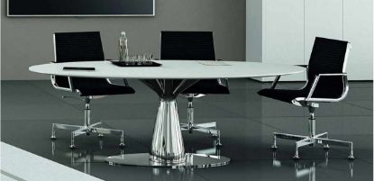 Tavolo riunioni presidenziale ovale con piano in MDF impiallacciato spessore 30 mm, base in lamiera d’acciaio composta da due elementi a tronco di cono con alloggiamento cavi interno, top access e vaschetta passacavi, disponibile in finiture rovere per sale riunioni direzionali e ambienti di rappresentanza.