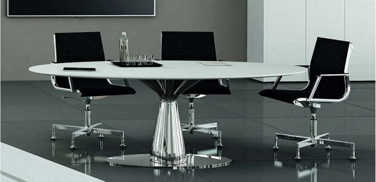 Tavolo riunioni presidenziale ovale con piano in MDF impiallacciato spessore 30 mm, base in lamiera d’acciaio composta da due elementi a tronco di cono con alloggiamento cavi interno, top access e vaschetta passacavi, disponibile in finiture rovere per sale riunioni direzionali e ambienti di rappresentanza.
