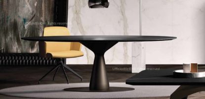Tavolo riunioni presidenziale ovale con piano in MDF impiallacciato spessore 30 mm, base in lamiera d’acciaio composta da due elementi a tronco di cono e finiture disponibili rovere tabacco, rovere naturale, rovere laccato bianco, rovere grigio e rovere laccato nero, ideale per sale riunioni direzionali e ambienti di rappresentanza.