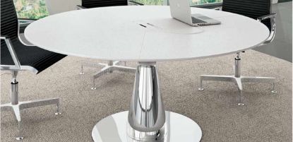 Tavolo riunioni presidenziale rotondo con piano in MDF impiallacciato spessore 30 mm, base in lamiera d’acciaio a tronco di cono con alloggiamento cavi interno, top access e vaschetta passacavi, ideale per sale meeting e uffici direzionali moderni.