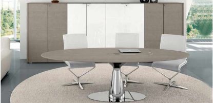 Composizione direzionale con tavolo riunioni ovale in MDF impiallacciato spessore 30 mm, base in lamiera d’acciaio con alloggiamento cavi, top access e vaschetta passacavi, abbinato a libreria media a 8 ante con serratura in finiture rovere e colori laccati.