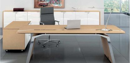Composizione ufficio presidenziale con scrivania moderna in MDF impiallacciato spessore 30 mm, inserto con barre decorative in metallo per passaggio cavi, mobile di servizio su ruote con ante e 3 cassetti con serratura, libreria bassa a 6 ante con top e fianchi coordinati.