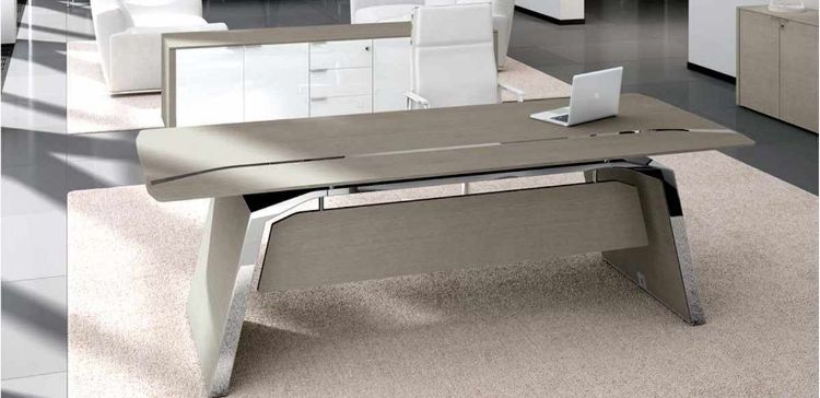 Composizione ufficio design con scrivania presidenziale moderna in MDF impiallacciato spessore 30 mm, modesty panel e credenza bassa coordinata con 4 ante senza serratura e 3 cassetti con serratura, disponibile in finiture rovere e colori laccati per uffici direzionali contemporanei.