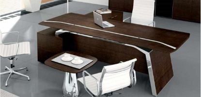 Scrivania presidenziale moderna con piano in MDF impiallacciato spessore 30 mm, inserto con barre decorative in metallo per alloggiamento cavi elettrici e informatici, modesty panel e mobile di servizio portante laterale destro o sinistro con ante, cassetti con serratura e schiena di finitura.