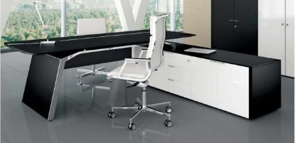 Scrivania direzionale di rappresentanza con piano in MDF impiallacciato spessore 30 mm, inserto con barre decorative in metallo predisposte per il passaggio di cavi elettrici e informatici, modesty panel e mobile di servizio portante laterale con ante, cassetti con serratura e finiture rovere coordinate.