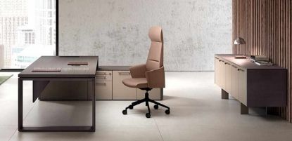 Scrivania direzionale in legno impiallacciato con gambe coordinate, piedini livellatori in ABS e gonna frontale, abbinata a mobile di servizio portante con ante e cassettiera a 3 cassetti con serratura e credenza a 5 ante con serratura per uffici direzionali.