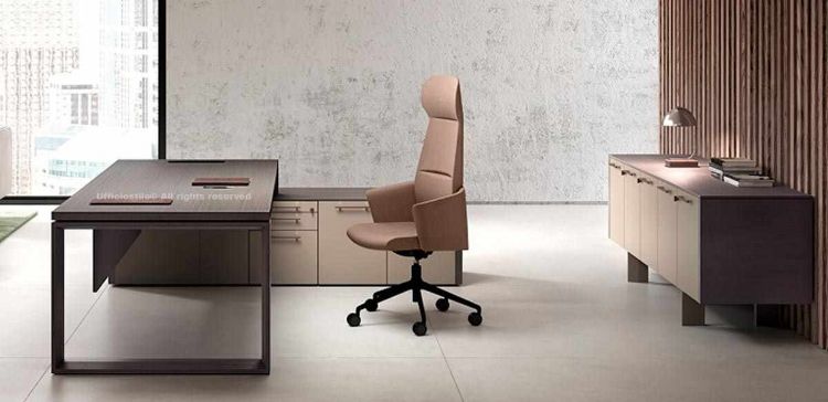 Scrivania direzionale in legno impiallacciato con gambe coordinate, piedini livellatori in ABS e gonna frontale, abbinata a mobile di servizio portante con ante e cassettiera a 3 cassetti con serratura e credenza a 5 ante con serratura per uffici direzionali.