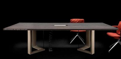 Tavolo riunioni 8/10 posti in legno impiallacciato, completo di top access per la gestione dei cavi e passacavi verticale con spazzola sotto il piano, dimensioni 240 x 120 x 75 h cm, ideale per sale meeting e uffici direzionali.