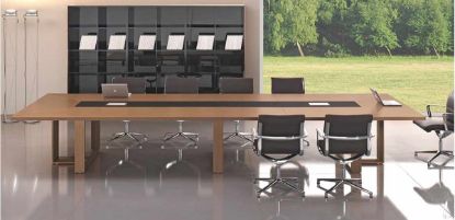 Tavolo riunioni/conferenza rettangolare da 480 cm con piano composto in legno spessore 39 mm, inserto centrale in pelle nera, base ad anello in legno massello e finiture disponibili Wengè o Noce americano, ideale per sale riunioni direzionali e conference room.