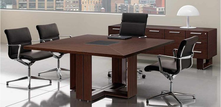 Tavolo riunioni/conferenza quadrato in legno con piano composto spessore 39 mm, inserto centrale in pelle nera, base ad anello in legno massello e finiture disponibili Wengè o Noce americano, ideale per sale riunioni direzionali e conference room.