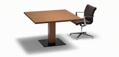 Tavolo riunioni quadrato in legno con piano spessore 39 mm, base a pianta a sezione quadrata e piastra cromata, disponibile nelle finiture Wengè o Noce americano, ideale per sale meeting, conference room e uffici direzionali.