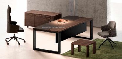 Scrivania direzionale in legno impiallacciato con inserto in pelle, gambe in legno massello impiallacciato, gonna frontale nera, mobile di servizio su ruote con ante e cassettiera a 4 cassetti con serratura, tavolino basso coordinato e produzione Made in Italy.