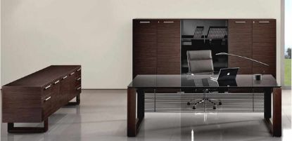 Scrivania direzionale di design con piano in vetro temperato spessore 12 mm, struttura delle gambe in legno massello e libreria alta coordinata con 4 ante legno con serratura e 2 ante vetro, completa di top e fianchi per uffici direzionali moderni.