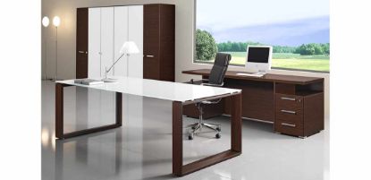 Scrivania direzionale moderna con piano in vetro temperato bianco spessore 12 mm, struttura delle gambe in legno massello e libreria alta coordinata con 2 ante legno con serratura e 4 ante vetro, ideale per uffici direzionali contemporanei.