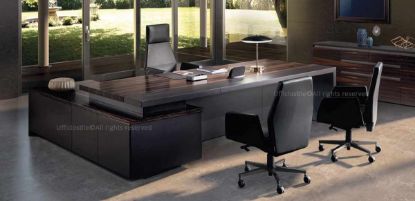 Scrivania direzionale da 230 cm con piano in cuoio o pelle, completa di mobile allungo con 3 cassetti e anta in essenza, dimensioni 230 x 225,5 x 74 h cm e produzione Made in Italy per uffici direzionali e ambienti professionali.