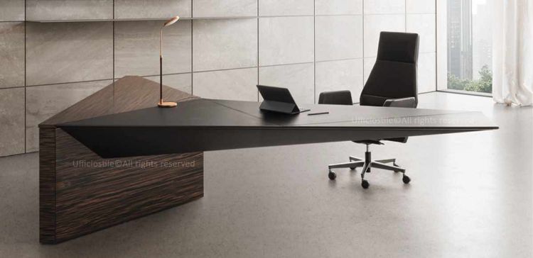 Tavolo scrivania di design con piano in cuoio o pelle, completo di mobile allungo con 4 cassetti e 2 ante in essenza, dimensioni 280 x 230 x 73 h cm e produzione Made in Italy per uffici direzionali e ambienti professionali.