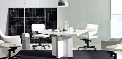 Tavolo riunioni rotondo diametro 140 cm con piano in cristallo extrachiaro spessore 15 mm, struttura con gamba dotata di fianco impiallacciato e bordi rivestiti in cuoio pieno fiore, ideale per sale riunioni direzionali e ambienti ufficio di rappresentanza.