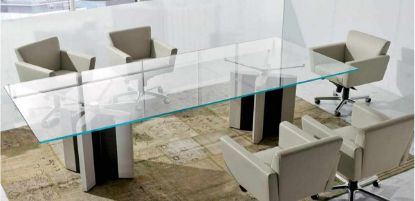 Tavolo riunioni da 300 cm con piano in cristallo extrachiaro spessore 15 mm, struttura con gambe dotate di fianchi impiallacciati e bordi rivestiti in cuoio pieno fiore, ideale per sale riunioni direzionali e ambienti ufficio di rappresentanza.