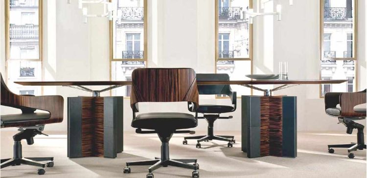 Tavolo riunioni da 300 cm con piano in legno impiallacciato Ebano o Lati, struttura con gambe dotate di fianchi impiallacciati e bordi rivestiti in cuoio pieno fiore, pensato per sale riunioni direzionali e ambienti ufficio di rappresentanza.