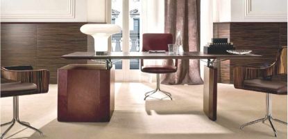 Scrivania direzionale De Symetria con piano in legno rivestito in pelle, gamba con fianco impiallacciato e bordi rivestiti in pelle, abbinata a cassettiera portante con scocca rivestita in pelle e frontali cassetti in legno impiallacciato Lati o Ebano.