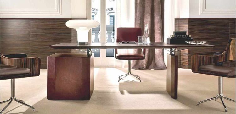 Scrivania direzionale De Symetria con piano in legno rivestito in pelle, gamba con fianco impiallacciato e bordi rivestiti in pelle, abbinata a cassettiera portante con scocca rivestita in pelle e frontali cassetti in legno impiallacciato Lati o Ebano.